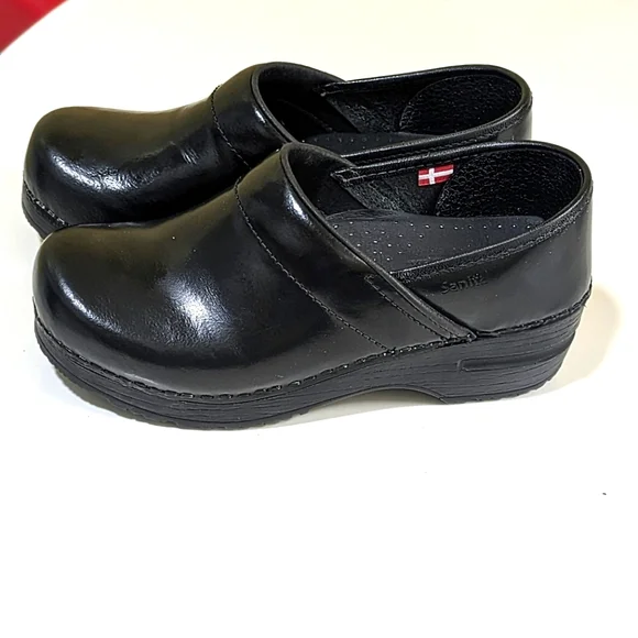 Sanita Danish Black Patent Clogs Size 35 - Picture 1 of 9